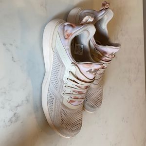 APL women’s tech loom